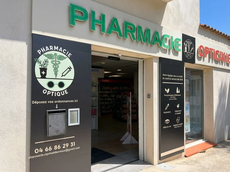 Façade extérieure d'une pharmacie-optique française