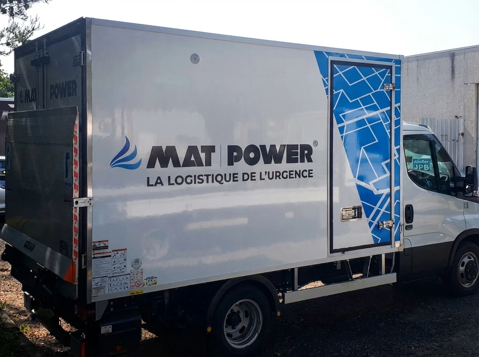 Camion utilitaire blanc de livraison express, stationné en extérieur