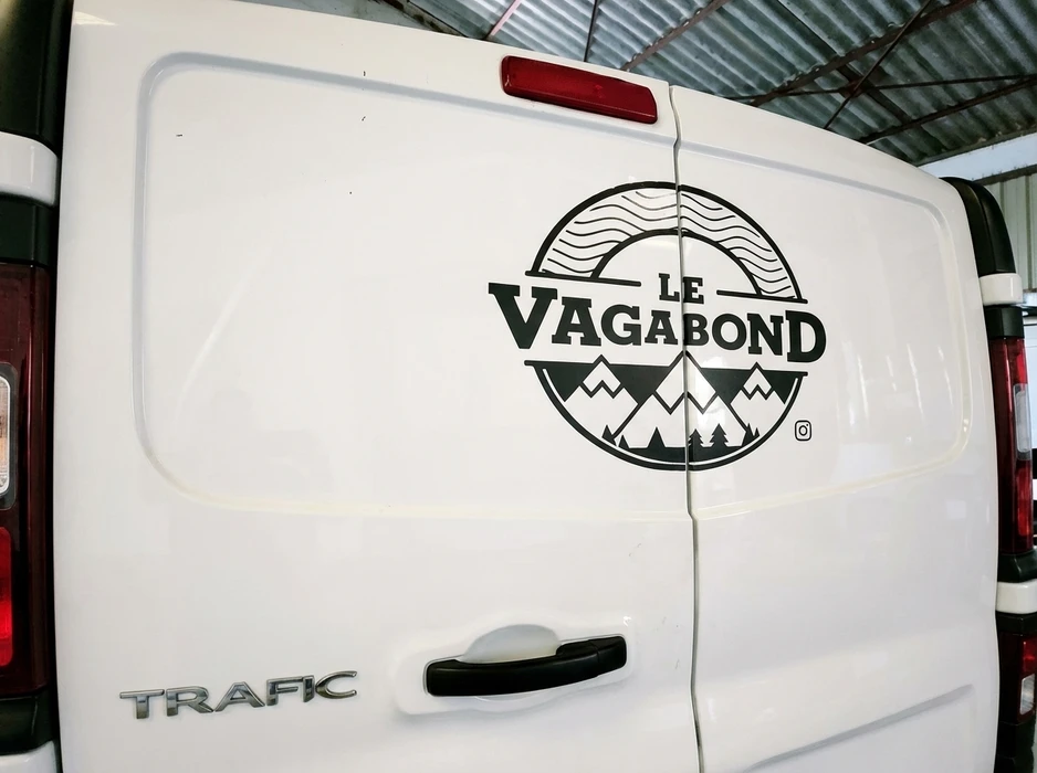 Hayon arrière d'un Renault Trafic blanc garé dans un hangar à structure métallique