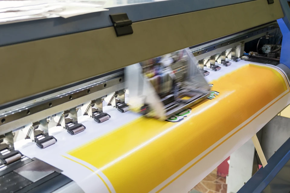 Atelier d'impression numérique avec imprimante grand format en fonctionnement