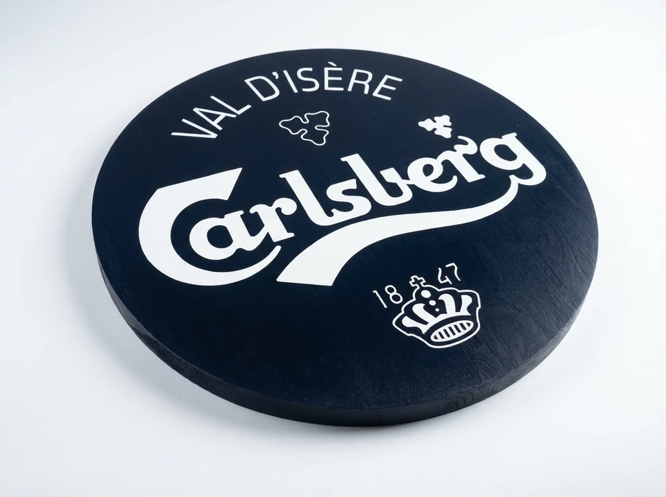 Photographie professionnelle montrant un ensemble varié d'objets publicitaires personnalisés disposés sur une surface neutre : stylos gravés, clés USB, carnets, gourdes, tasses, badges, porte-clés et bracelets, avec différentes finitions et coloris. La composition doit présenter une diversité d'articles distincte des sélections existantes (t-shirts, casquettes, parapluie, mug, sacs et drapeaux).