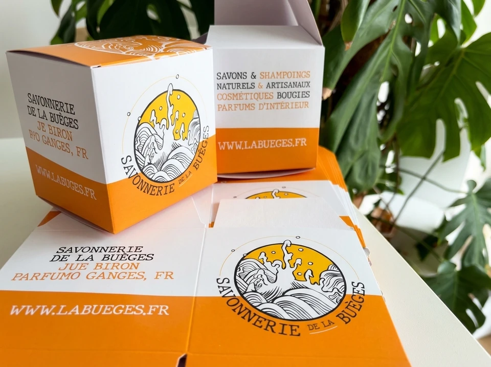 Composition de différents produits promotionnels - Tasse Thermo, tasse, cadeaux, stylos dans des boîtes, cahiers, outils, casquette, table de drapeau