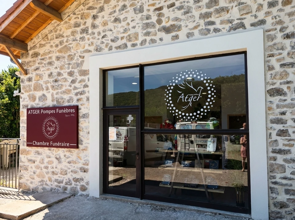 Devanture de commerce avec panneau "OPEN" suspendu à une porte vitrée