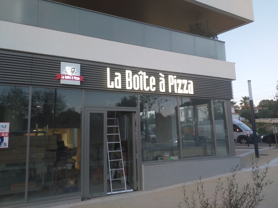 Enseigne BLOC LED pour restaurant la boite à pizza Montpellier caisson lumineux
