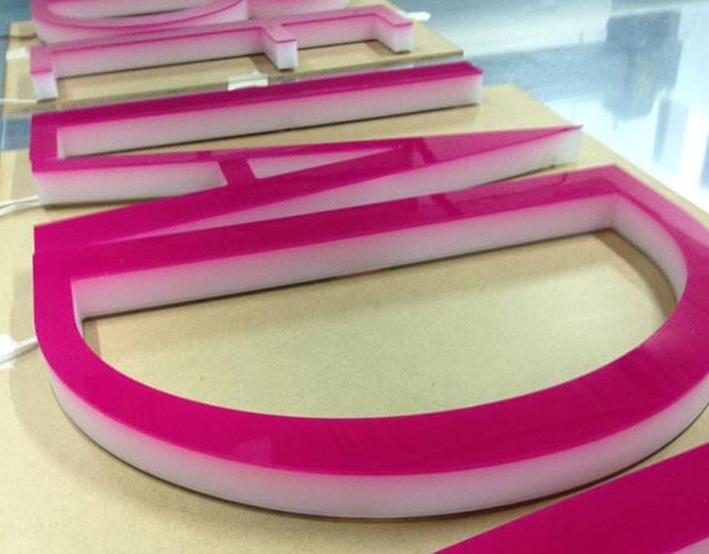 Bloc LED Enseigne lettre à lettre Face pmma couleur - Magasin Ganges Hérault
