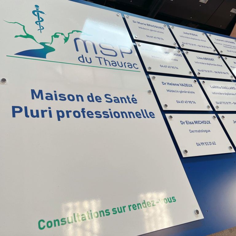 Plaque professionnelle personnalisée : valorisez votre image dès l’entrée