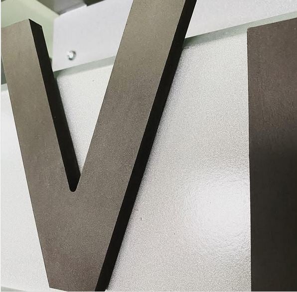 Decoupe de lettrage en pvc peint 