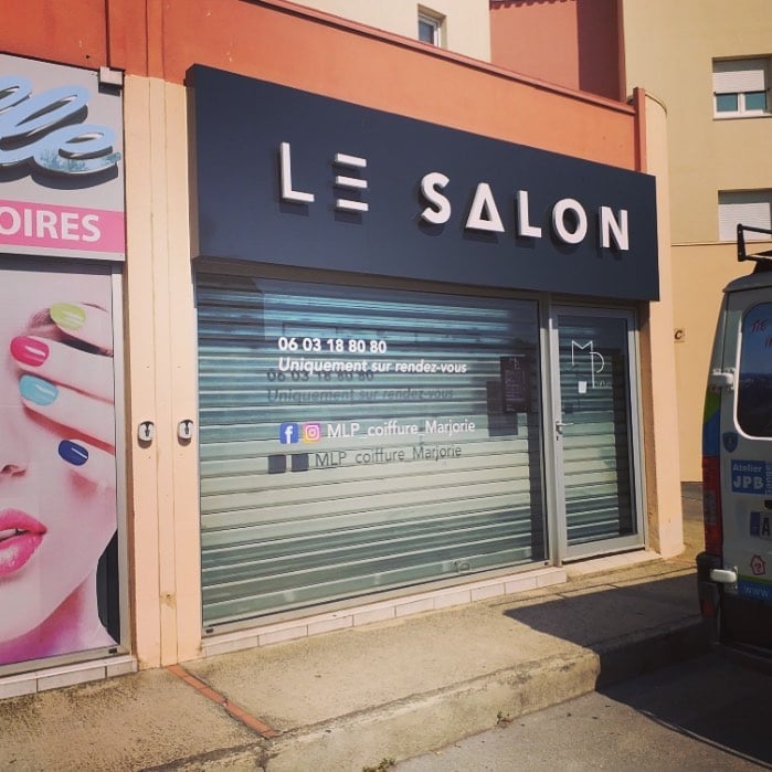 Enseigne Caisson Non Lumineuse avec Lettrage Découpé en Relief (PVC ou Alu)