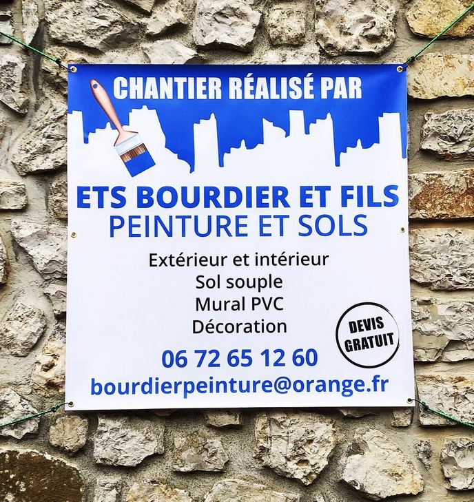 Façade extérieure d'établissement hôtelier avec enseigne lumineuse trois étoiles montée sur mur sombre