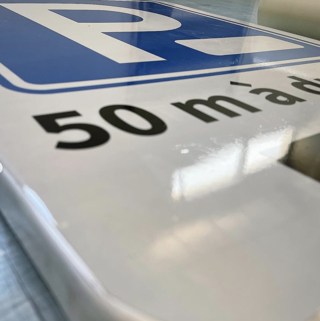 Fourniture fabrication panneau embouti réfléchissant pour mairie