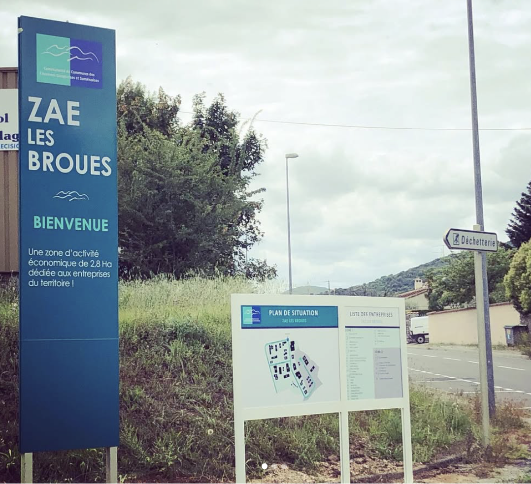 Signalétique et totem extérieur pour zone industrielle guider et informé visiteur Commune de Ganges